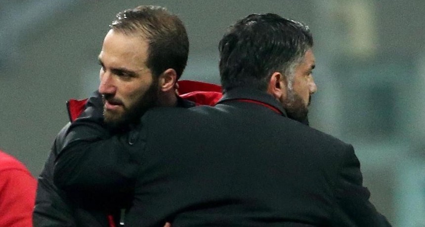 Higuaín ya se despidió del Milan Higuaín ya se despidió del Milan