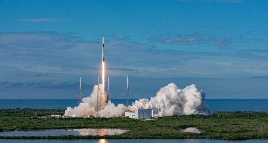 Space X lanzará 60 satélites esta noche de transmisión de internet