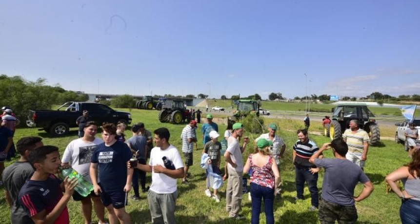 Productores rechazan la suba de retenciones al agro con un tratorazo