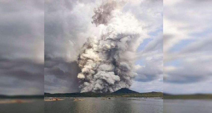 Entró en erupción de volcán en Filipinas y alerta de tsunami