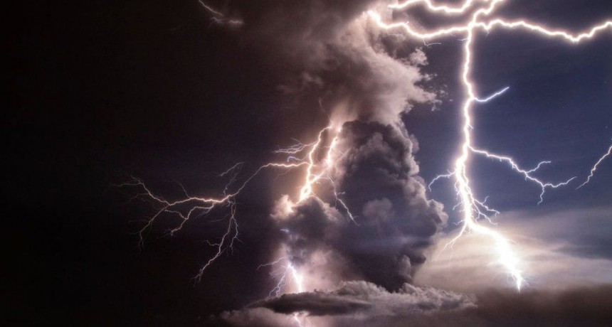 El impactante show de relámpagos tras la erupción del volcán Taal