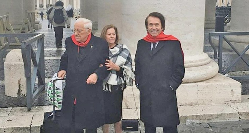 Raphael le regaló un disco de tangos al papa Francisco