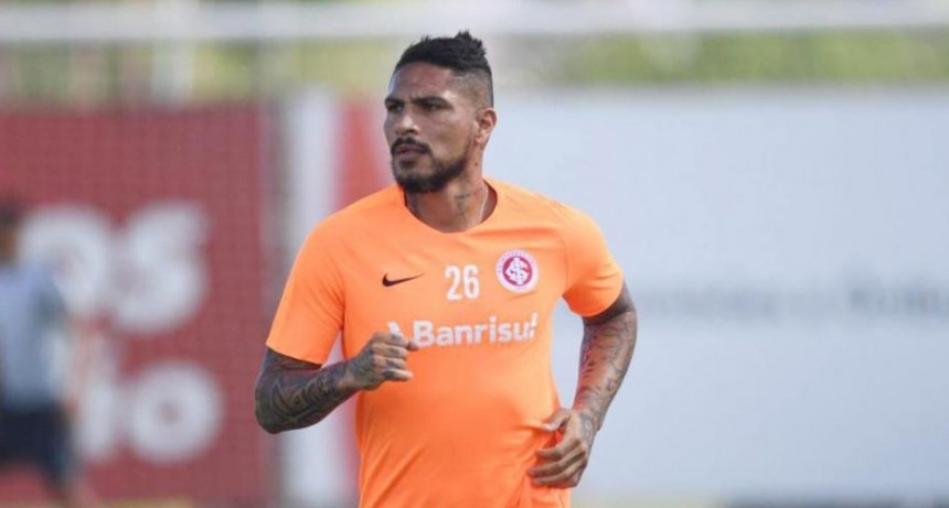 Paolo Guerrero indeciso entre el Inter de Brasil o boca