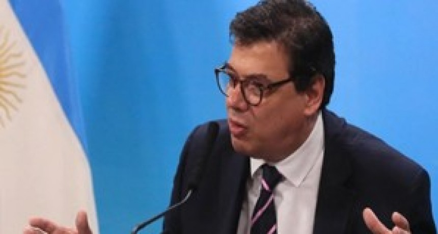  El Gobierno avanza con sumas fijas en paritarias y busca diferir pedidos de hasta el 33%