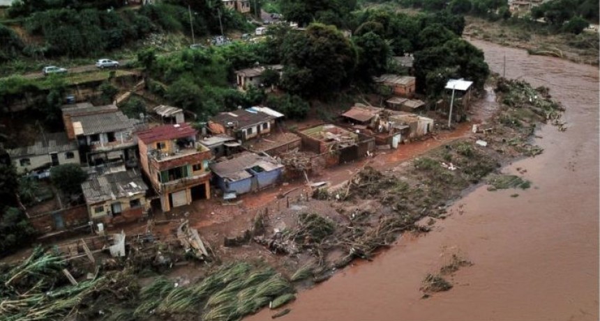 Las devastadoras inundaciones de Brasil acercan a Bolsonaro y Alberto Fernández