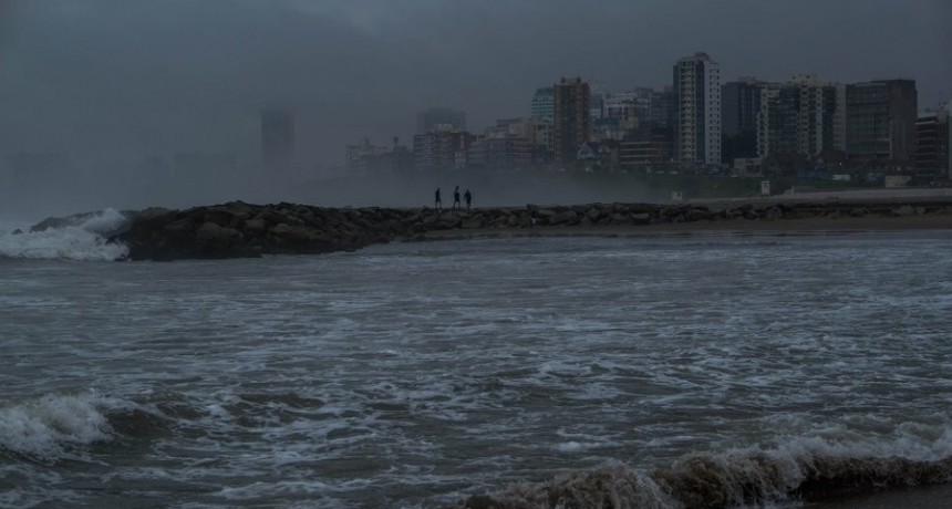 Temporal en la Costa deja autos atrapados bajo el agua
