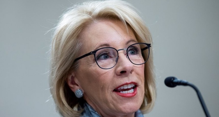 Renuncio Betsy DeVos secretaria de educación de Donald Trump