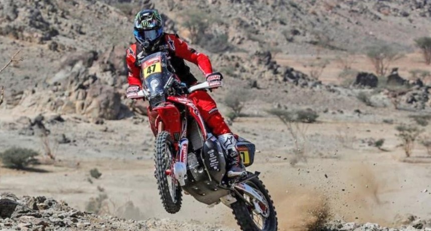 Kevin Benavides lidera la categoría motos del Dakar