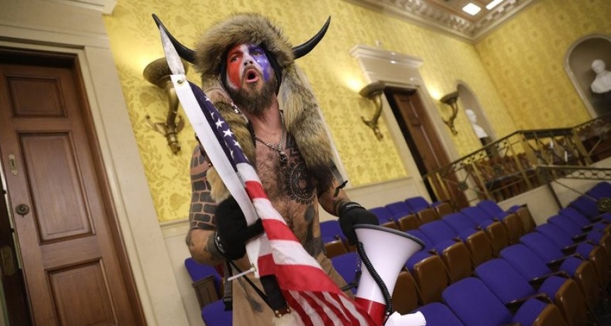 Arrestaron al manifestante que asaltó el Capitolio de EEUU
