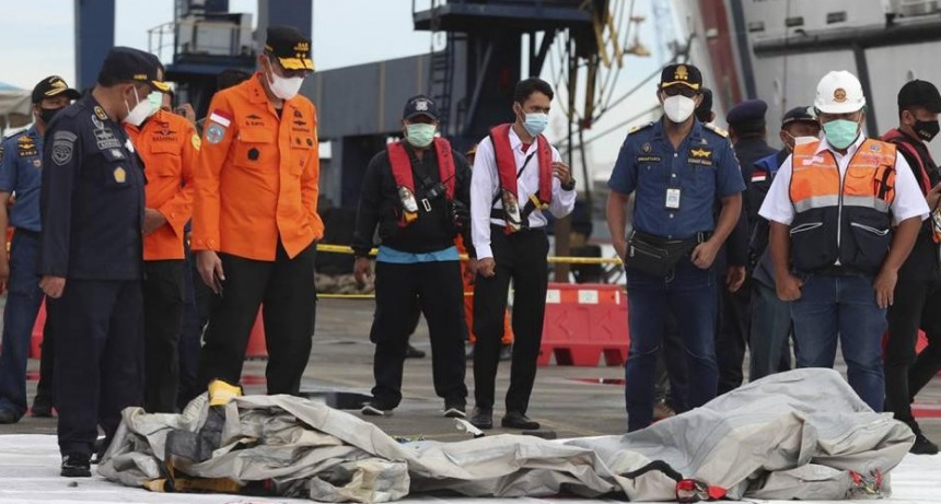 Localizan las cajas negras del avión que cayó en Indonesia 