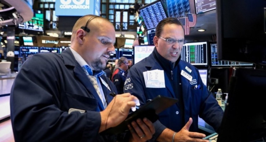 Wall Street cierra mixto pendiente del avance del impeachment a Trump