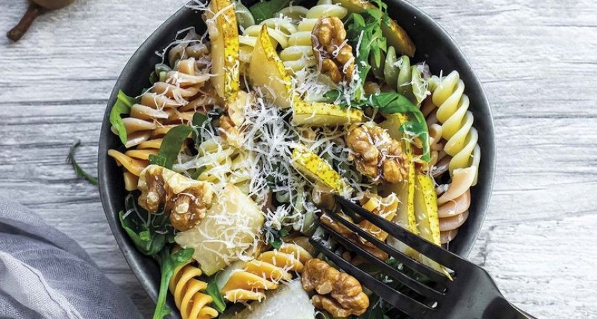 Ensalada de pasta con nueces y pera