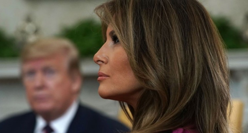 Melania Trump se despide de la Casa pidiendo 'amor y paz'