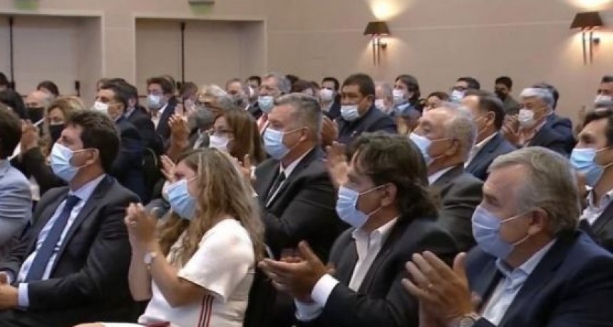 Gustavo Sáenz participa del encuentro de Gobernadores