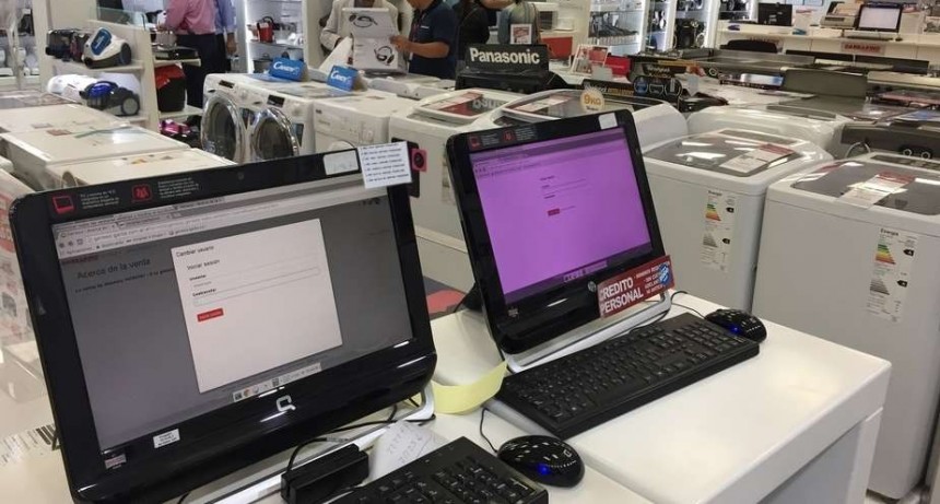 El gobierno evalúan aplicar un impuesto a las PC por la falta de dólares