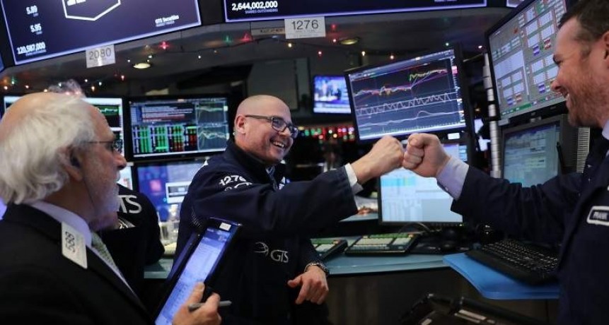 Wall Street revierte ganancias tras marcar nuevos récords