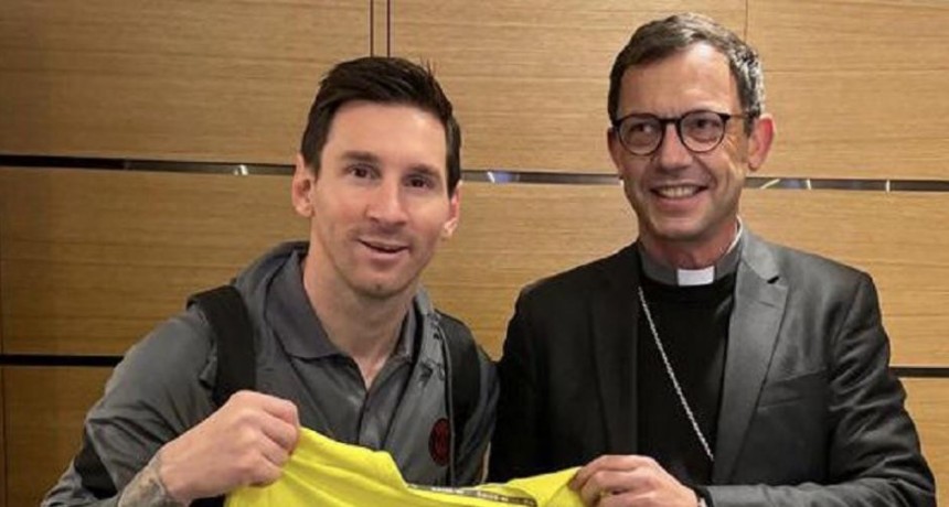 Lionel Messi recibió una camiseta firmada por el papa Francisco