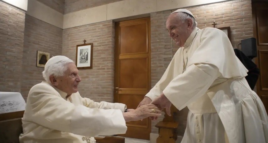 El Papa recibe Año Nuevo ante arreglos para velar a Benedicto