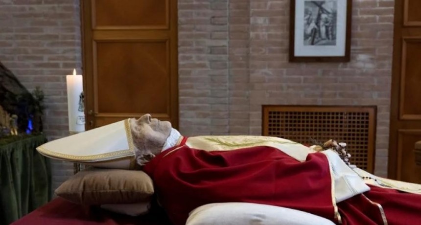 Difunden las primeras imágenes del cuerpo de Benedicto XVI en la capilla ardiente