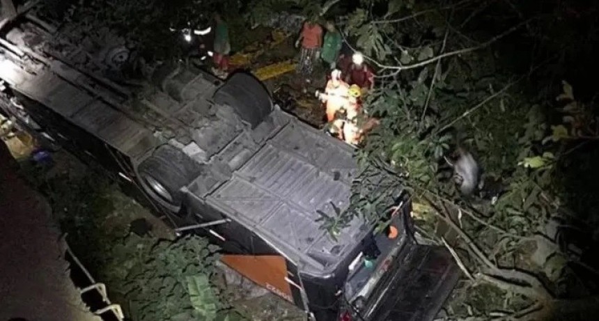 Cuatro muertos al caer un ómnibus desde un puente en Brasil