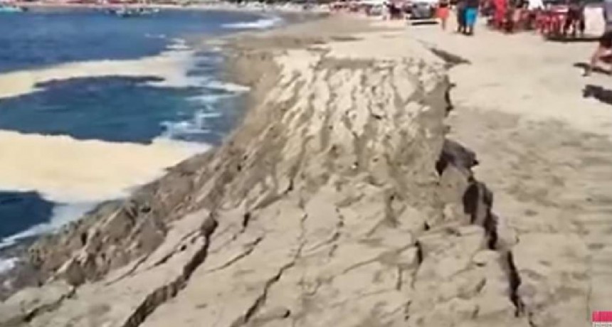 Parte de una playa se hundió y desapareció entre las agua del mar