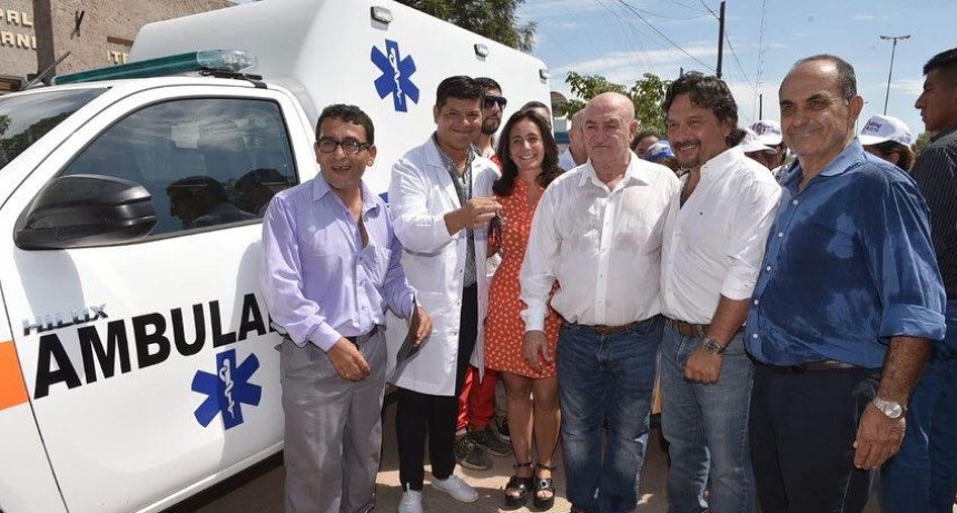 Sáenz entregó una ambulancia que asistirá al municipio de Rivadavia Banda Norte