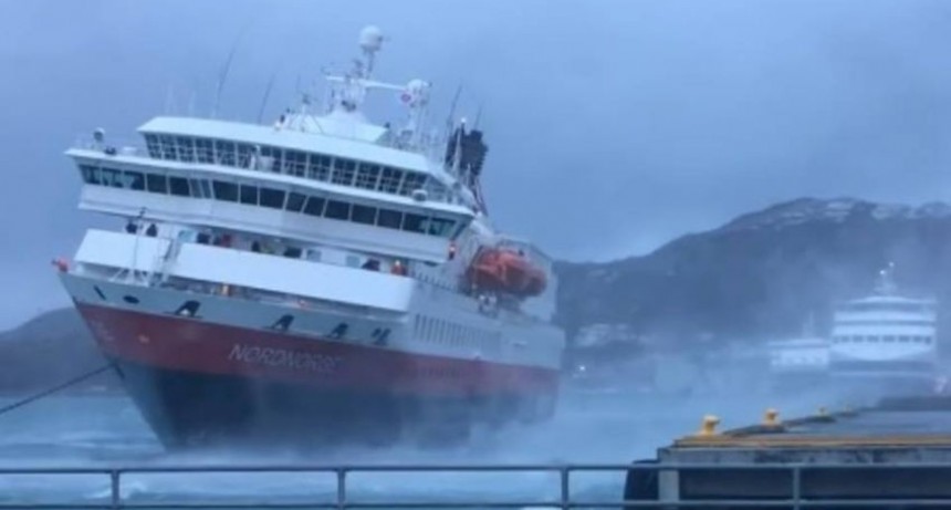 El viento empujo a un barco a estrellarse contra el puerto