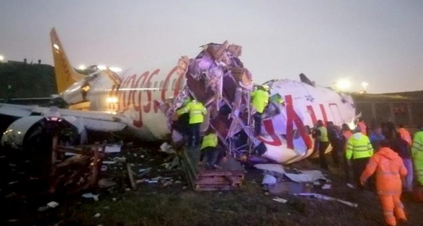 Un avión se sale de la pista en Estambul al aterrizar y se parte en tres