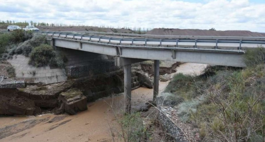 En Lujan cortaron la ruta 40 por posible derrumbe de puentes