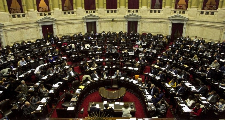 La oposición amenaza con no ir a la exposición de Guzmán