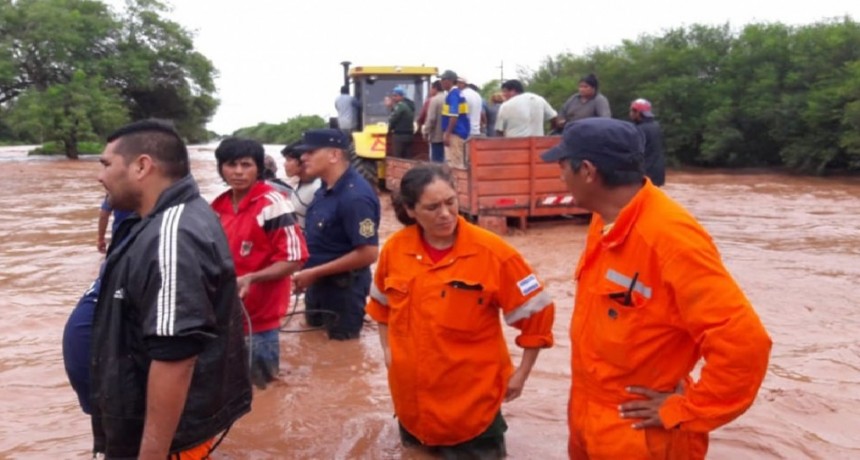 La policía asiste a personas afectadas por el temporal en Anta
