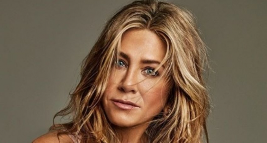 Jennifer Aniston sensual a sus 51 años