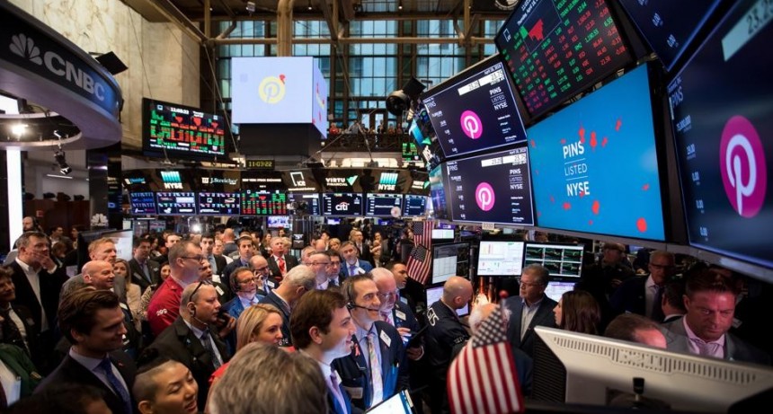 Wall Street cierra en rojo tras repunte de casos de coronavirus en China