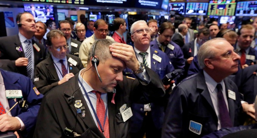 Wall Street resbala tras la advertencia de ventas de Apple