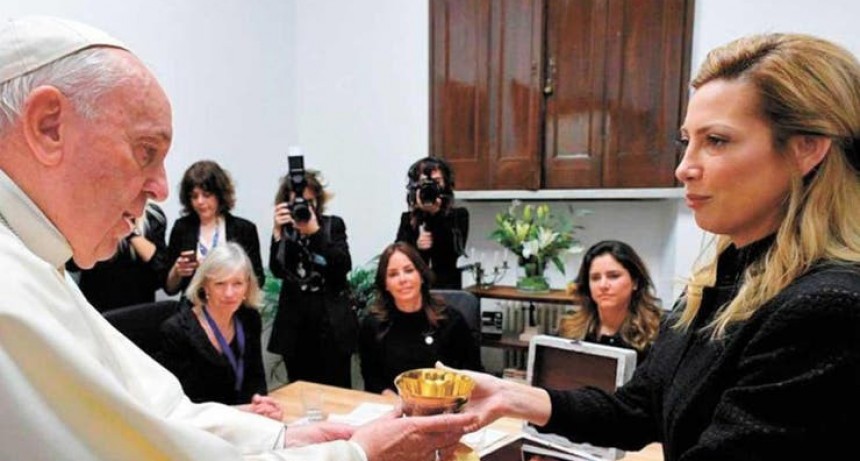 Francisco devolvió a la Argentina el cáliz que le regaló Fabiola Yáñez