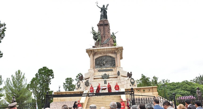 Desfile en conmemoración del 207° aniversario de la Batalla de Salta 