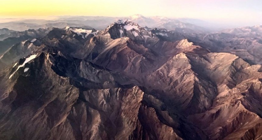 El Aconcagua impacta sin nieve