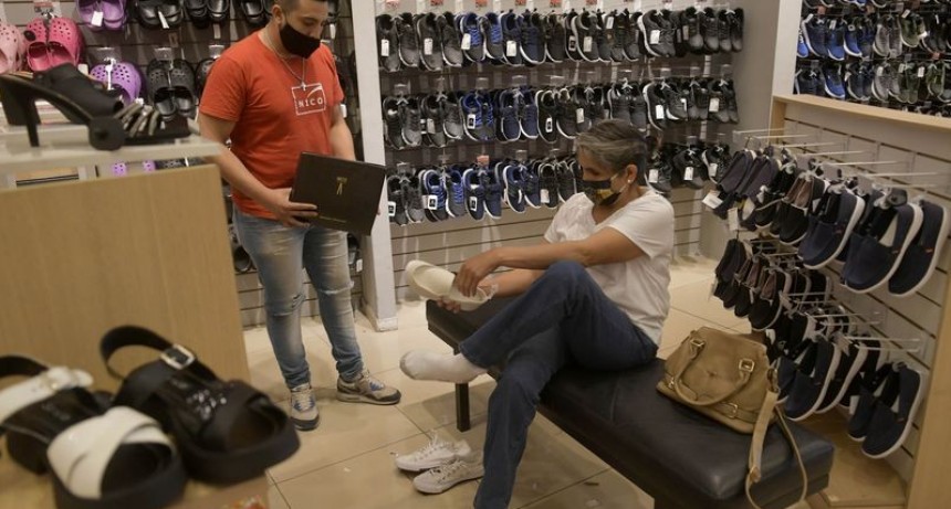 Las ventas en comercios minoristas cayeron 5,8% en enero