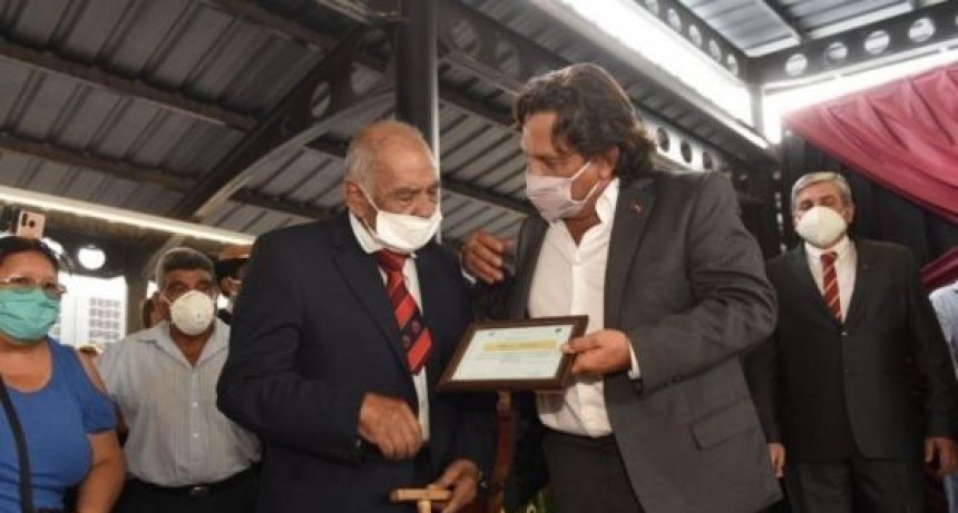 Gustavo Sáenz distingue a un pionero del Ferrocarril