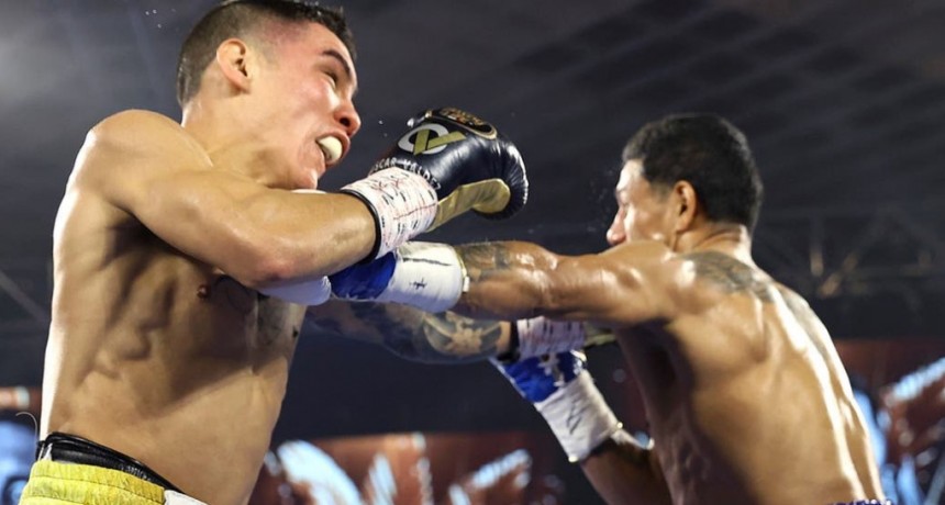  Oscar Valdez se consagró campeón superpluma