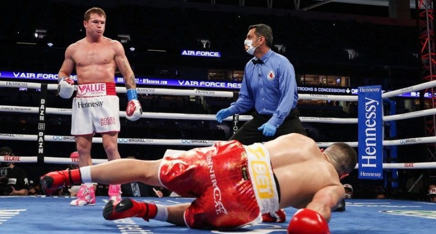 'Canelo' Álvarez derrotó por nocaut técnico a Avni Yildirim