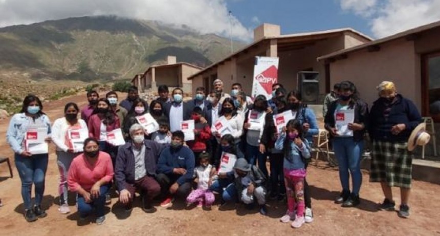 Familias de parajes de Seclantás recibieron su primera vivienda