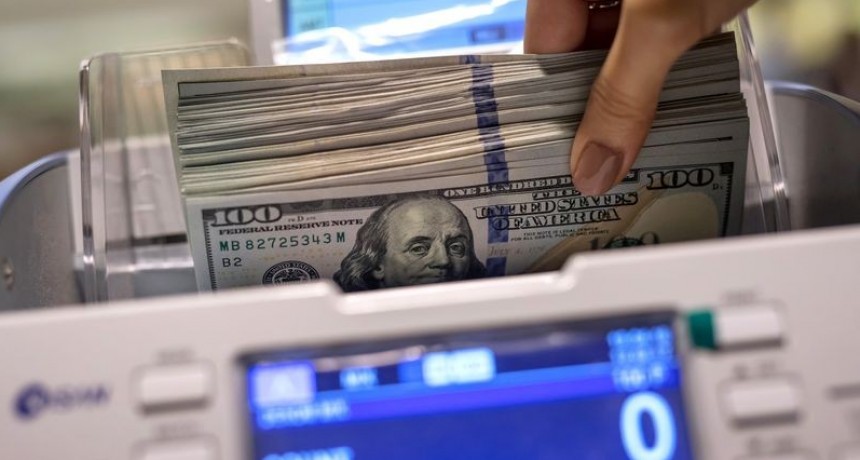 El dólar blue sube $1,50 y cerró a $216,50 este miércoles 