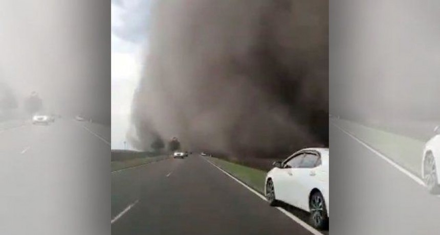 Una cortina de humo y cenizas inundó una ruta en Corrientes