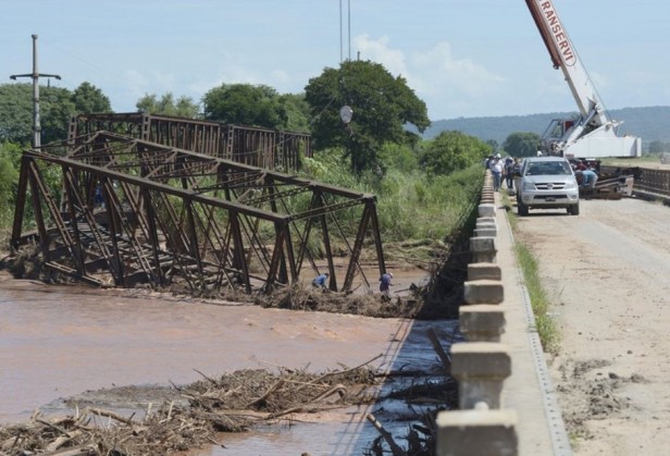 Pichanal puente ferroviario derribado por el temporal de febrero 2015
