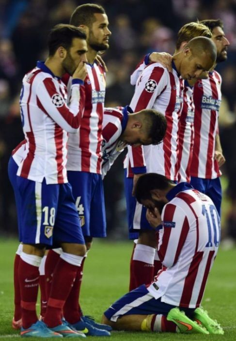 España Calderón reza ante  durante el partido