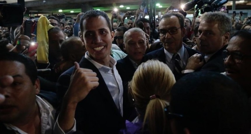 Guaidó volvió a Venezuela y la gente salió a las calles