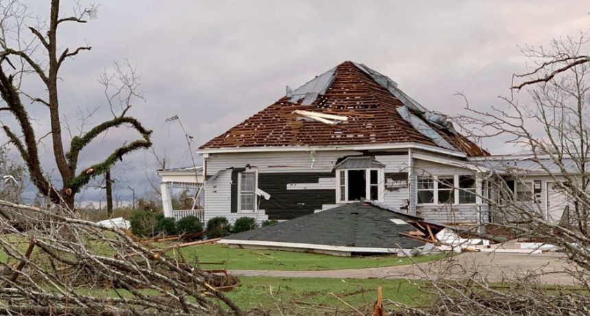 El paso de un tornado en Alabama dejo 23 muertos