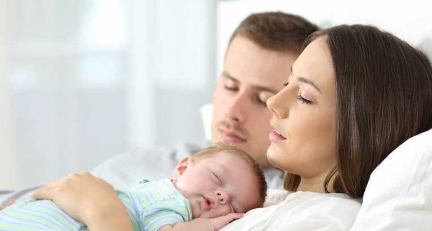 Padres primerizos pierden horas de sueño