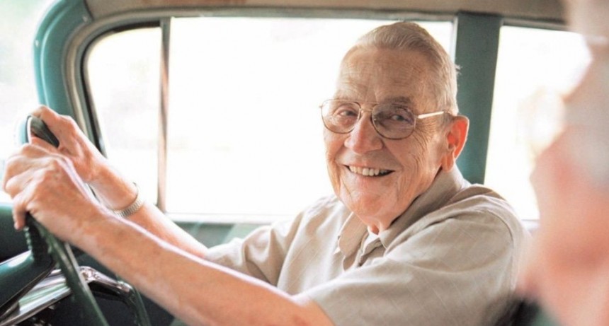 Adultos mayores renuevan la licencia de conducir